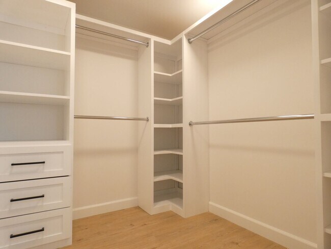 Building Photo - 5346 Lexington Ave