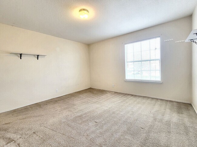 Building Photo - Charming 3/BR 2.5/BA Home with Bright Inte...