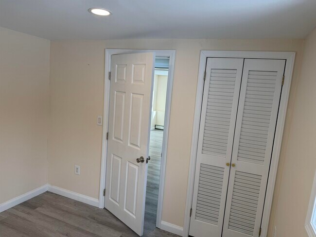 Building Photo - 32 Forest Rd