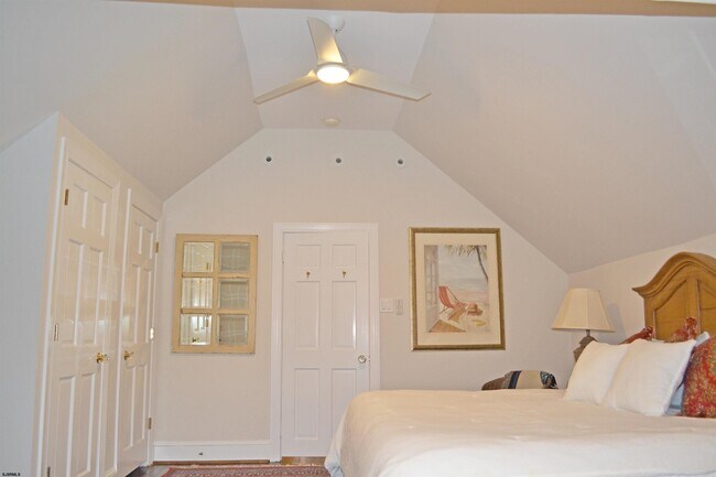 Building Photo - 16 S Somerset Ave