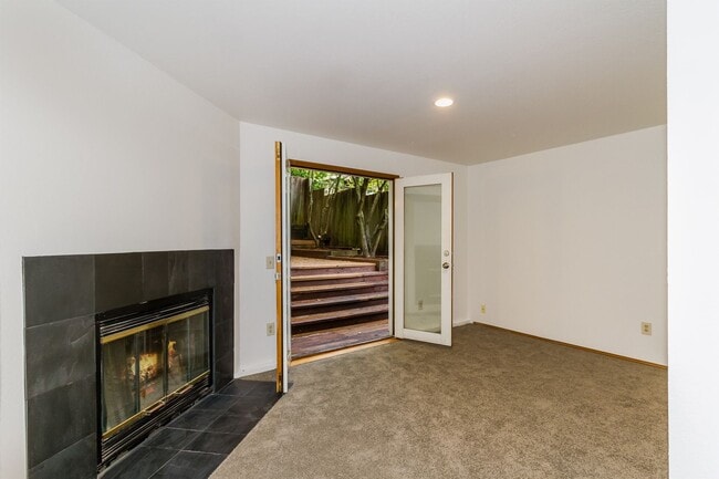 Building Photo - Maple Leaf 2-story 3 bed/2.5 bath with deck and garage available now for $3700!!
