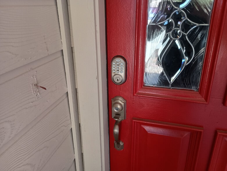 Building Photo - Room in House on Katherine Way