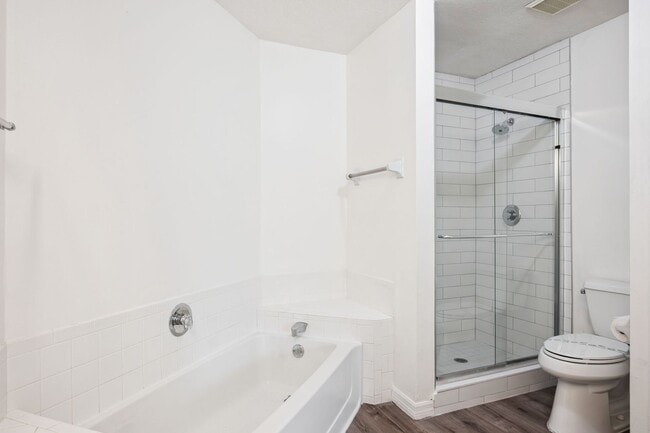Building Photo - Ground Floor 2 Bed / 2 Bath with New Flooring