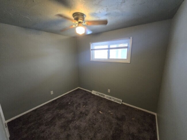 Building Photo - 524 3rd St