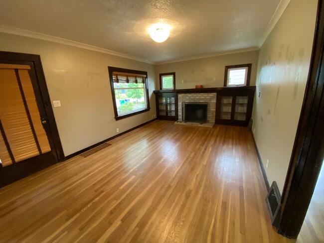 Building Photo - Arbor Lodge Bungalow!