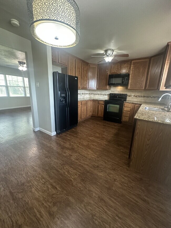 Building Photo - Pre-Leasing for Summer/Fall 2025!