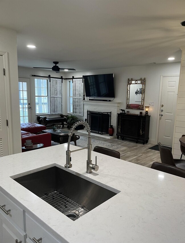 Building Photo - Wonderfully remodeled condo located off HW...