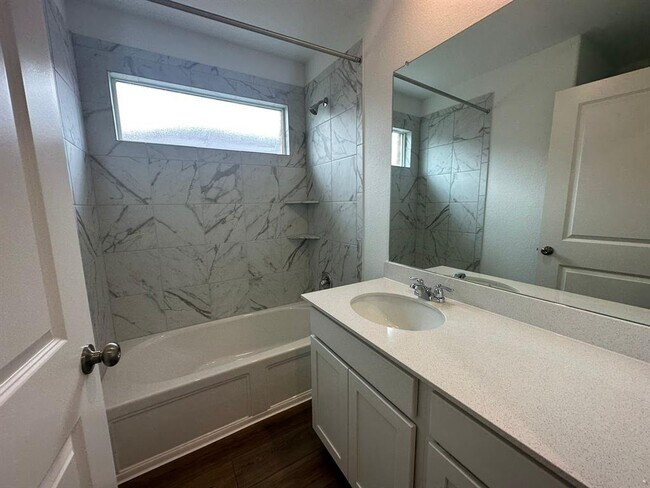 Building Photo - 121 Seminole Dr