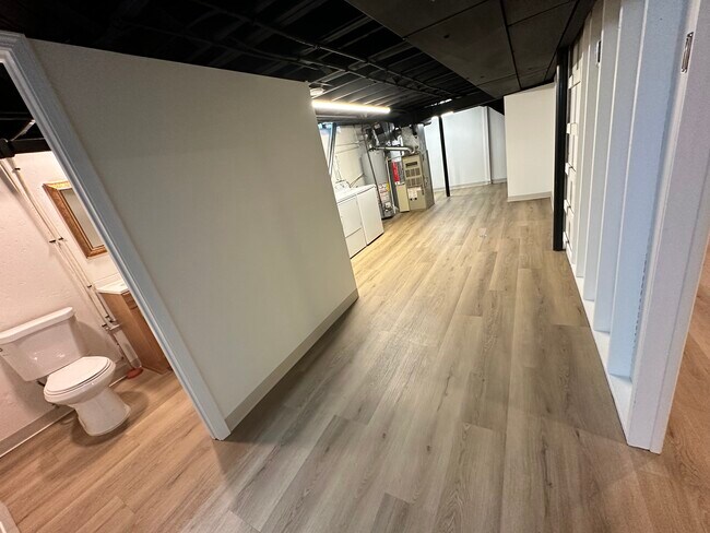 Building Photo - Impeccably Clean Warren Ranch!