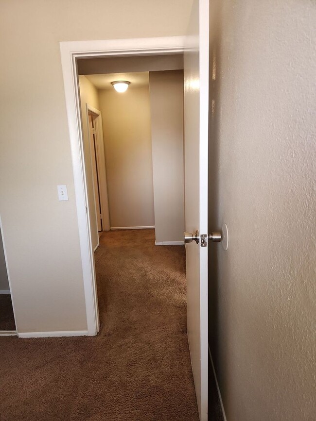Building Photo - 2 BED, 1 BATH TOWNHOUSE CLOSE TO UNLV!!!!