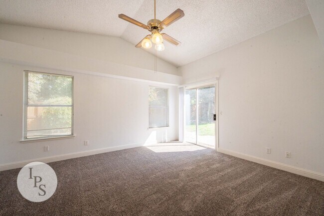 Building Photo - North Fresno Home in CUSD, 3BR/2BA, Beautiful Updates - Lots of Amenities!