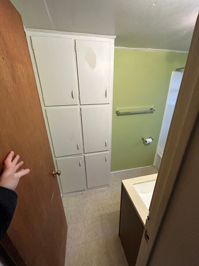 Building Photo - 738 9th Ave W