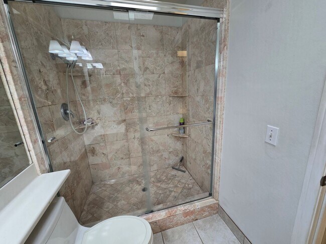 Building Photo - Updated Single level condo in Villa Victoria Available for rent