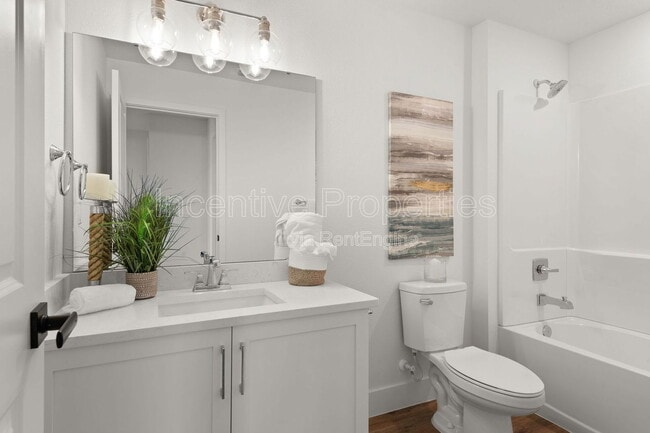 Building Photo - 550 S Grandview Ave