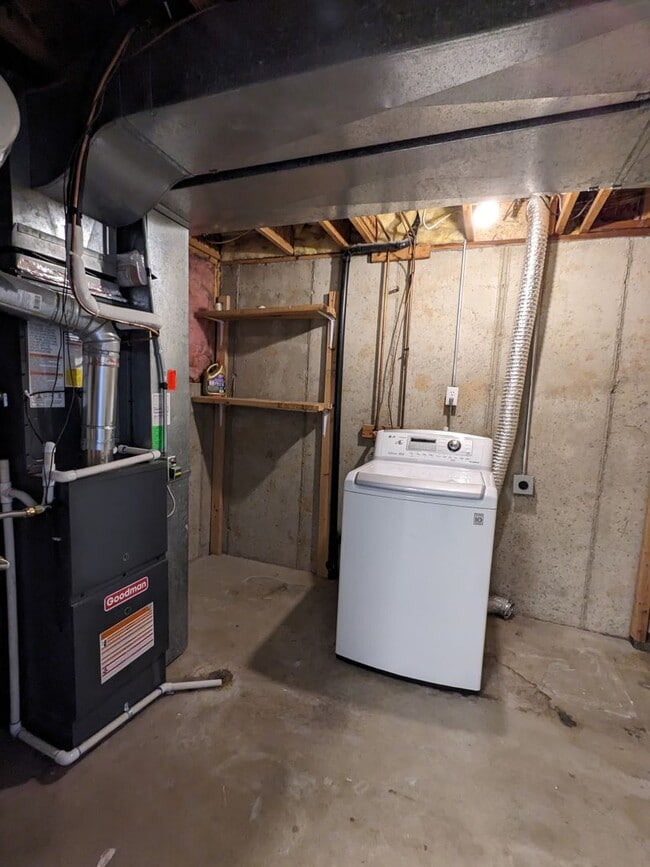 Building Photo - $1,800 Rent Credit! Spacious 5-Bed Clearfield Home with Garage & Fenced Yard