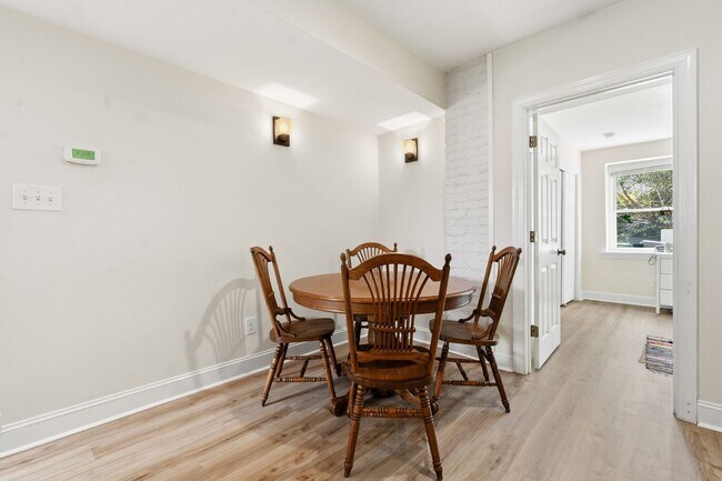 Building Photo - Beautiful apartment less than 1 mile from Brightleaf Square! Utilities Included!