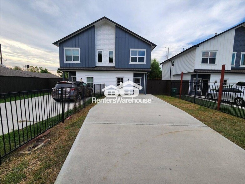 Primary Photo - 2202 Lynnfield St