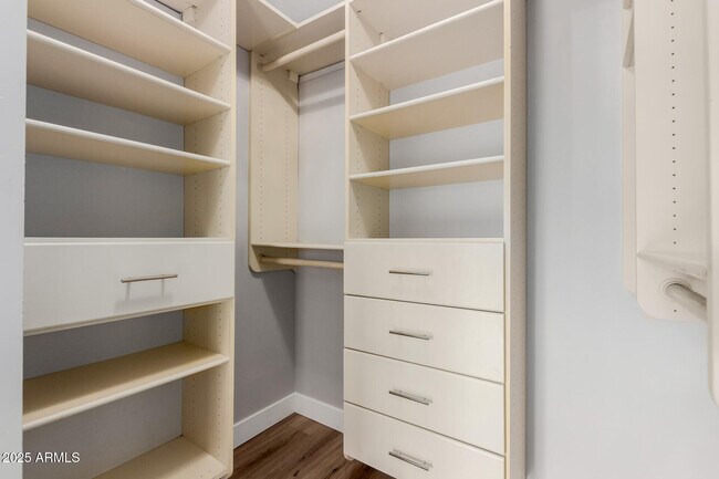 Building Photo - 5001 E Mitchell Dr