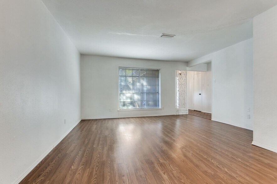 Building Photo - 7621 Dentcrest Dr