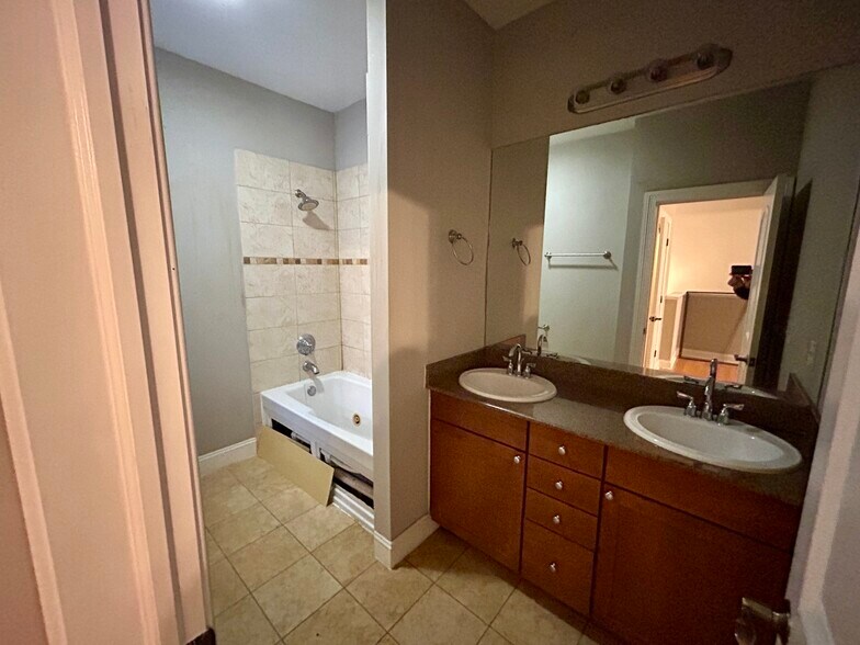 Building Photo - 1140 E Marquette Rd