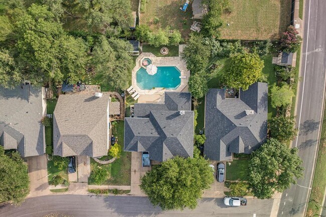 Building Photo - 803 Crocus Dr
