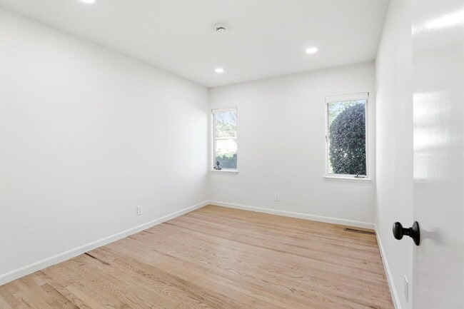 Building Photo - 1201 Weymoth Dr