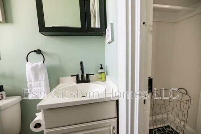 Building Photo - 419 W Orange St