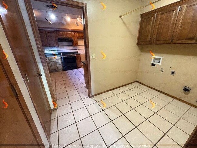 Building Photo - Charming 3 Bed, 2 Bath Home with Garage & ...