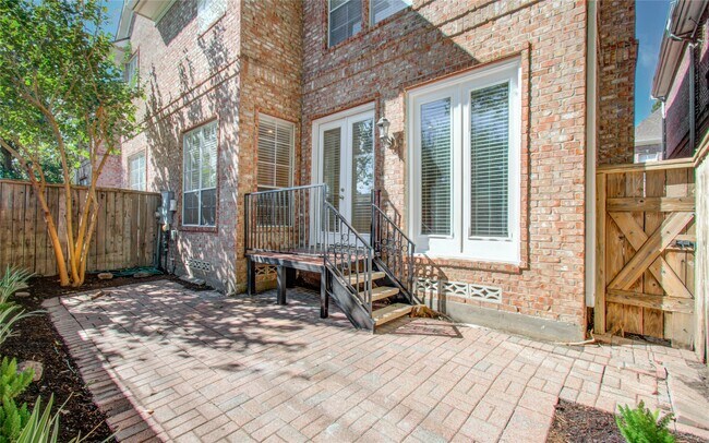 Building Photo - 1931 Woodbury St