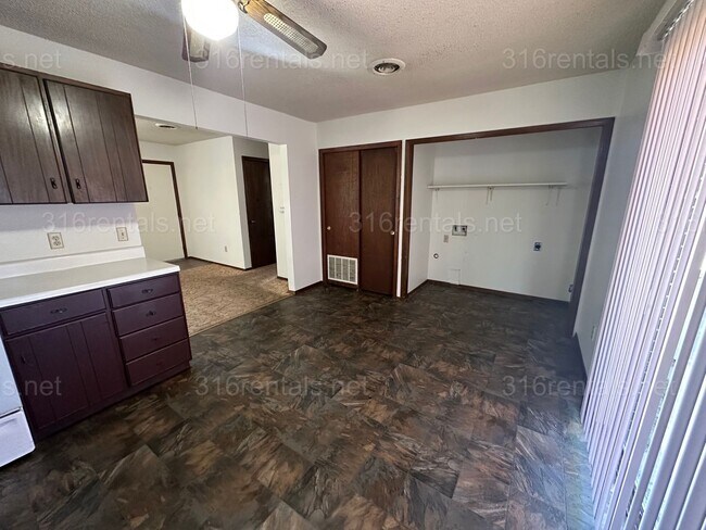 Building Photo - $850 - 2 bed 1 bath - Duplex