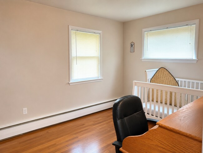 Building Photo - Well Maintained 2 Bedroom Ranch-style home - Full Size Basement!
