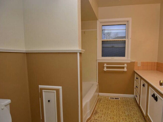 Building Photo - 365 W Birch Ct