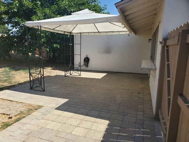 Building Photo - Corner lot detached SFR with a fenced yard in a wonderful neighborhood available 12/20/2025.