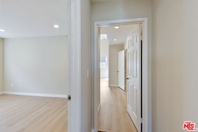 Building Photo - 2020 Penmar Ave