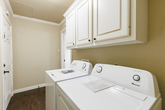 Building Photo - Well Kept House With HUGE bedrooms!