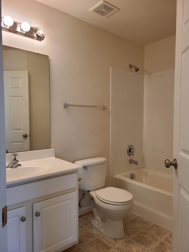 Building Photo - 3-Level TH, 3 BR, 2.5 BA, Garage