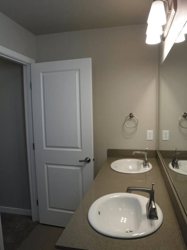 Building Photo - Beautiful and spacious 4 bed 2.5 bath home in Sovi Sub just off Eagle and Victory