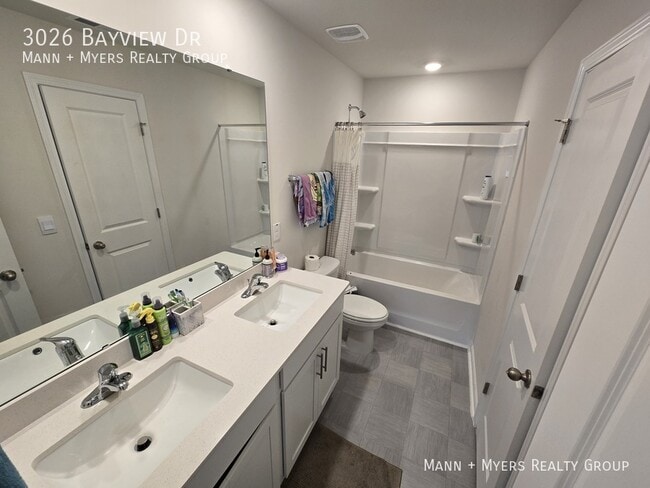 Building Photo - 3026 Bayview Dr