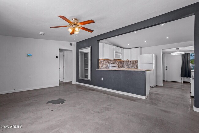 Building Photo - 1120 E Mission Ln