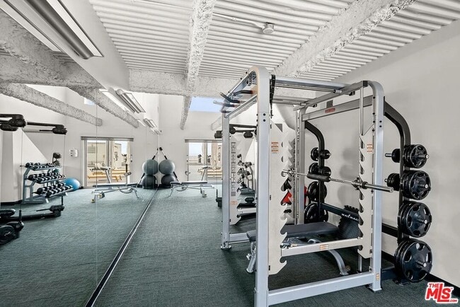 Building Photo - 838 N Doheny Dr