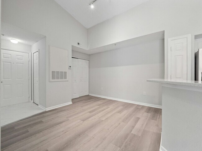 Building Photo - 8300 Elm Park Dr