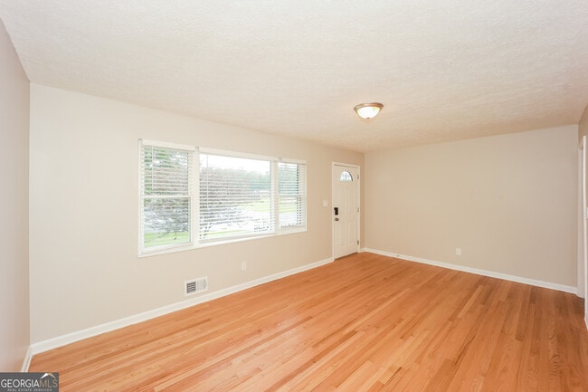 Building Photo - 600 Emerald Dr