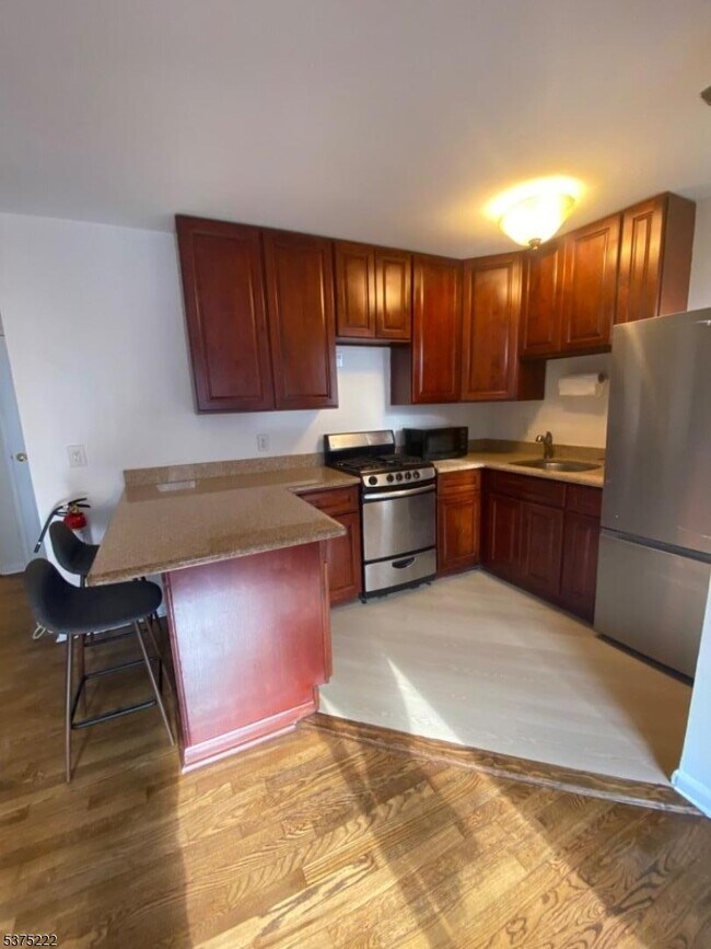 Building Photo - 104 N Beverwyck Rd