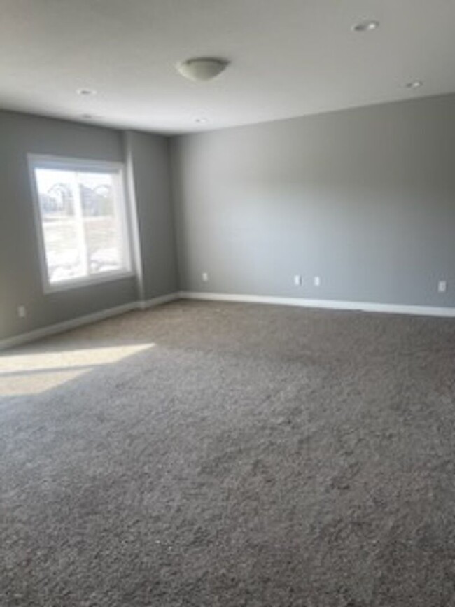 Building Photo - 4 bedroom / 3 bath home in Waukee- Contact...