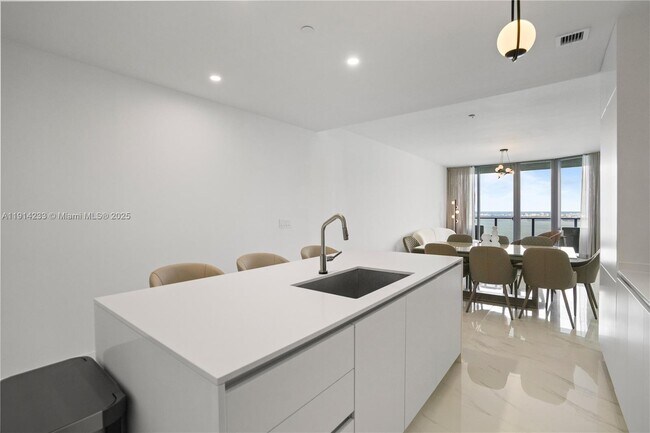 Building Photo - 700 NE 24th St