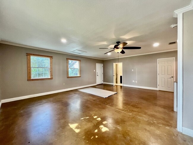 Building Photo - Cute Country Charmer!