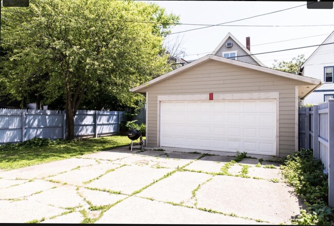 Building Photo - 2952 N Frederick Ave