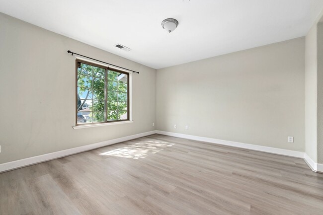 Building Photo - 3 bedroom 2.5 bath townhome with multiple levels!