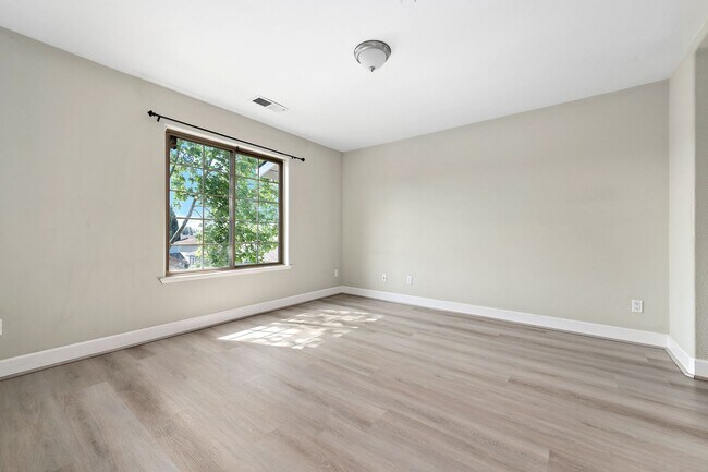 Building Photo - 562 Lambert Terrace