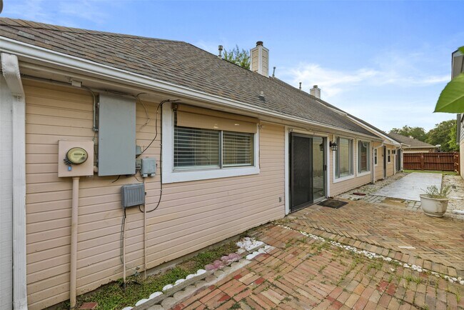 Building Photo - 13051 Meadowline Dr